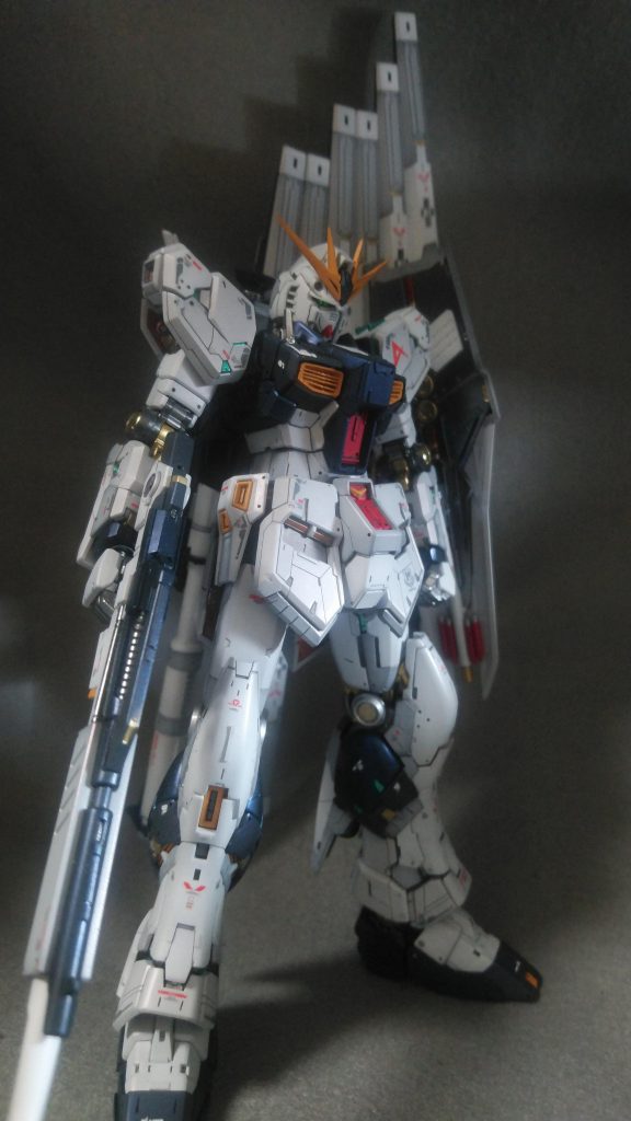 白パーツは３色に塗りわけ、各所に筋彫りや彫り込み、プラ板貼り付けでディテールアップしました。