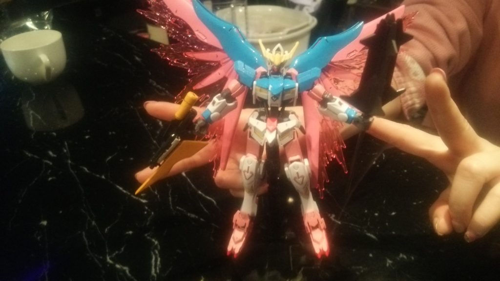 バルバトスのパッケージを見て、「メイスがないと寂しい・欲しい」と駄々こねたので、翌週にアップデートをしに行きました。その際に撮影した画像です。花木みなとさんがキャストとして勤務している、名古屋大須のあにめろでぃというコンセプトカフェで2021年3月までは見ることができます。コロナ禍なので入店できる方が限られますが…(こちらの画像も花木みなとさん了承済みです。ありがとうございます。また、この日の自撮り画像まで…)