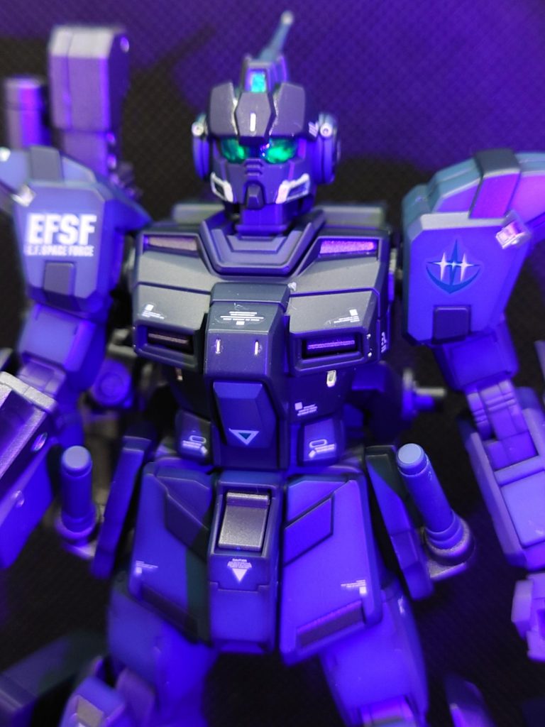 ゴーグルの上からでもカメラアイが分かるように蛍光塗料で塗装してみました。