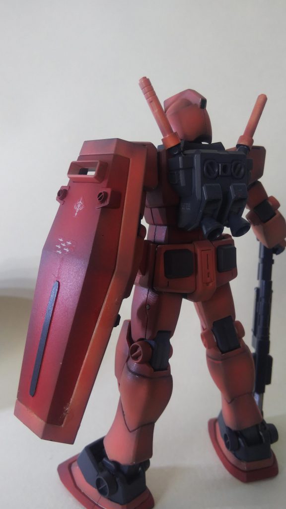 腰は、コトブキヤパーツ。シールドは、パテ埋めとプラバンで連邦マークを消しています。後、武器もコトブキヤパーツです😊