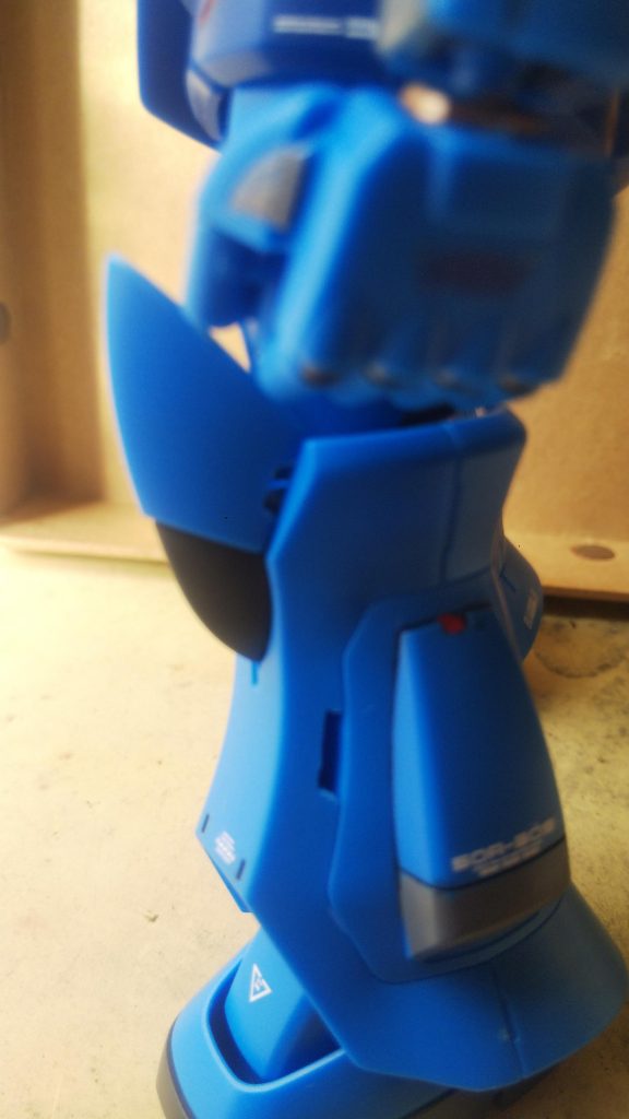 今回は、所々ディテールアップしました。脚部に切り欠きディテール。肩は、コトブキヤ丸ノズル。モノアイは、ハイキュウのメタルパーツにHアイズ赤。