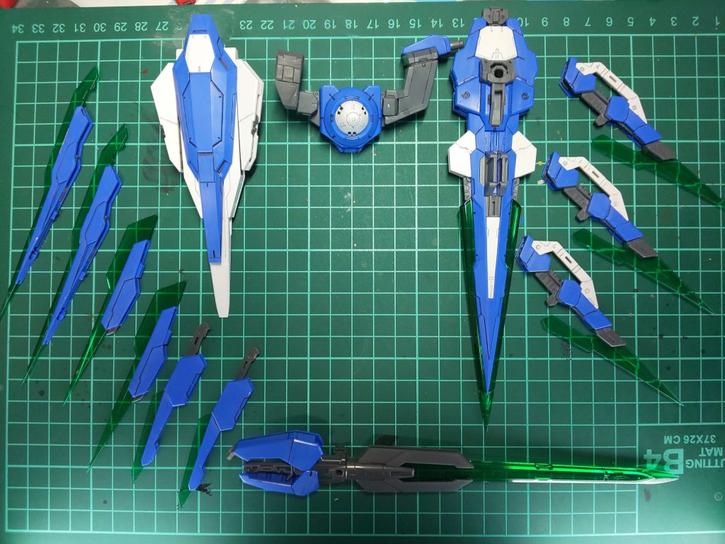 スミ入れタミヤエナメルのグレーとブラックを使い分け