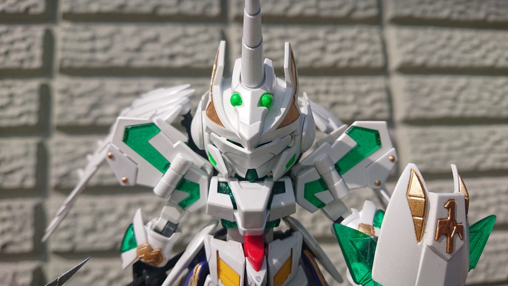 マスク部分はきっちり閉じていないので角度によっては隙間から眼を覗く事ができます。