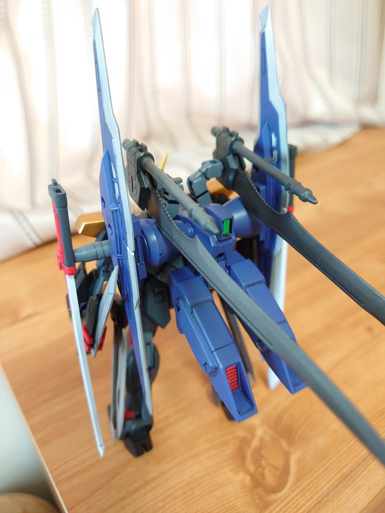 背面。バックパックはスカルウェポン+ビルドブースターMk-Ⅱ。それにサポートウェポンのバインダーガンを装着。スカルウェポンのマニピュレータにはグランドスラム×2とエクスカリバー×2を装備。