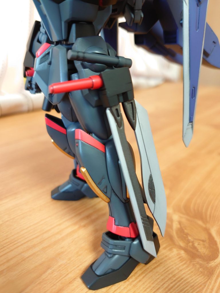 両サイドの腰アーマー部にフェイダトンファーの替刃とビームサーベルが計4本