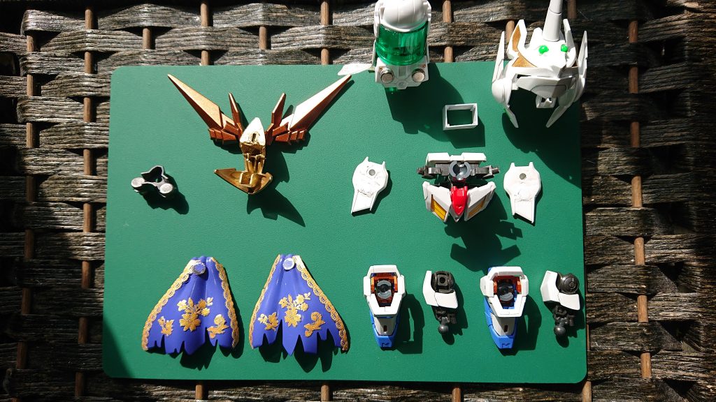 改造パーツ一覧大したことはしておらず、その多くが力業です。マントの柄はシールの一部を切り抜き貼りつけました。この時に左右のマントの形が微妙に違うことに気づく