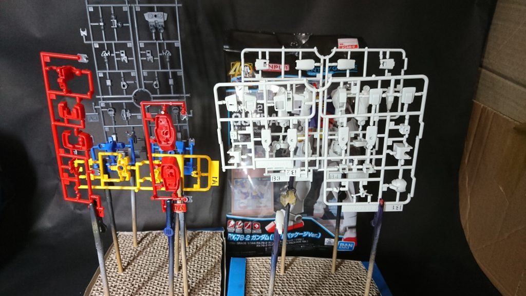 EGガンダムはランナーが手でもぎるだけで簡単に分割できてしまう ならば私がやることは一つだけ、そうだねランナー塗装だね