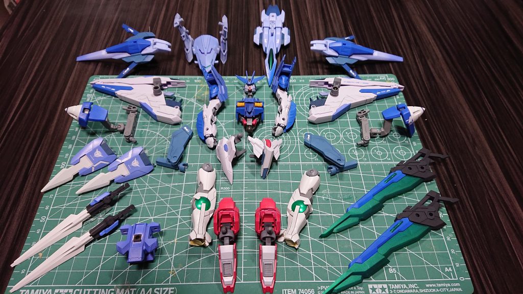 恒例の組み上げる前のやーつ!余裕でカッティングマットからはみ出ます