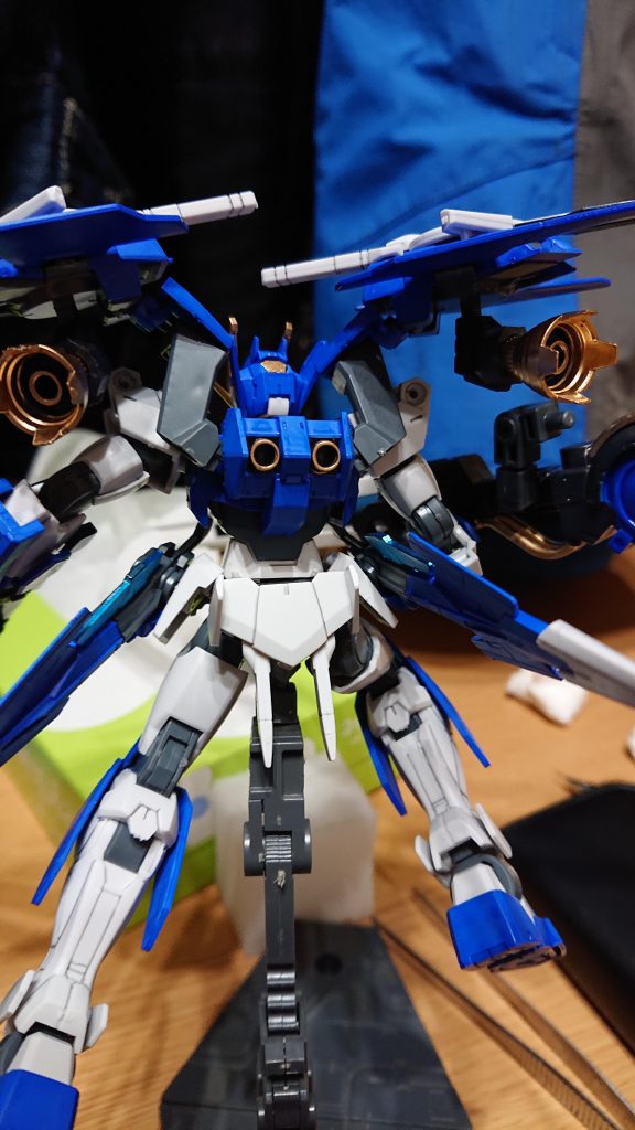 レールガン使用時はバックパックバーニアが使えなくなるためツインドライヴの下にバーニアを追加。レールガンを使いながらも移動可能。レールガンを使ってなければ4つのバーニアで爆発的な起動力を生み出す。