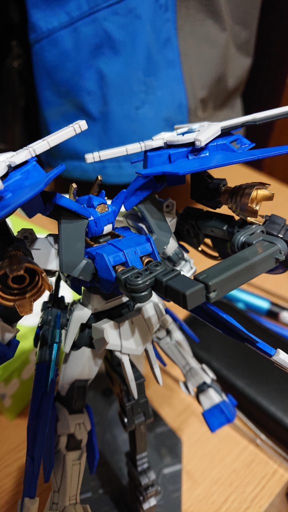 潰れてますがツインドライヴシステムからエネルギーを貰いバックパックを通してレールガンをぶちかます。