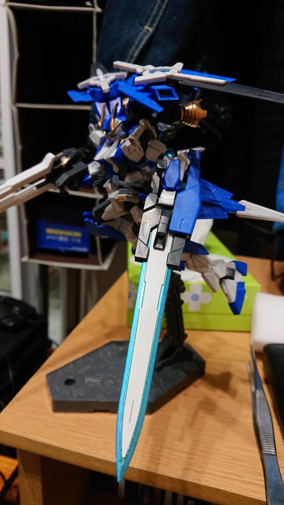 兄から旧トールギス3のプラモデルを貰ったのでレールガンを拝借。カラーリングは始めデジモンのアルフォースブイドラモンで考えてて、結果的にはそれがトールギス3ぽくなった。左手にも武器持たせたんで武装はオメガモンぽい感じですね。