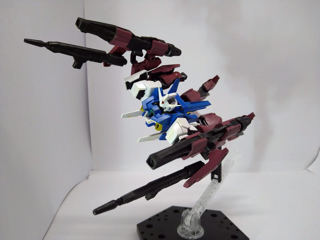 マシンガンは二重ヒンジによりフレシキブルに可動。可変時も前後にスイング可能な為様々な局面に対応可能。