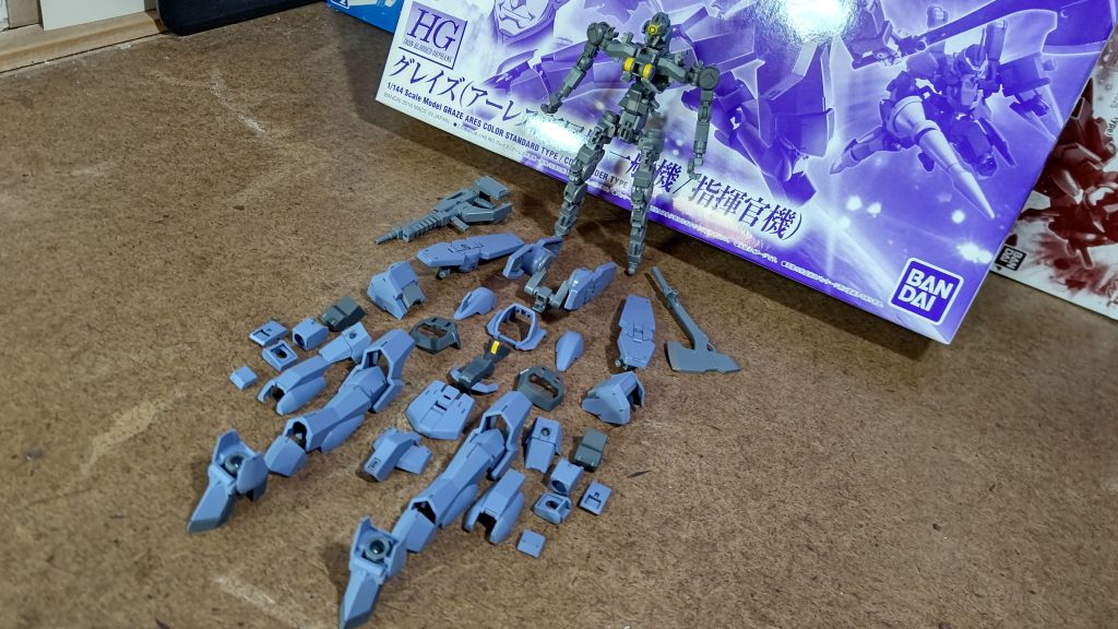 トップコートは外装のみ。手軽にできる鉄血系はこれもできるためありがたいです。特にバリエーションの多いグレイズは大好きです。