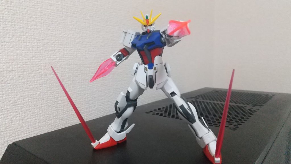 爪先のはビーム発振器なのでビームサーベルが出ます！(HGゼフィランサスのパーツです)