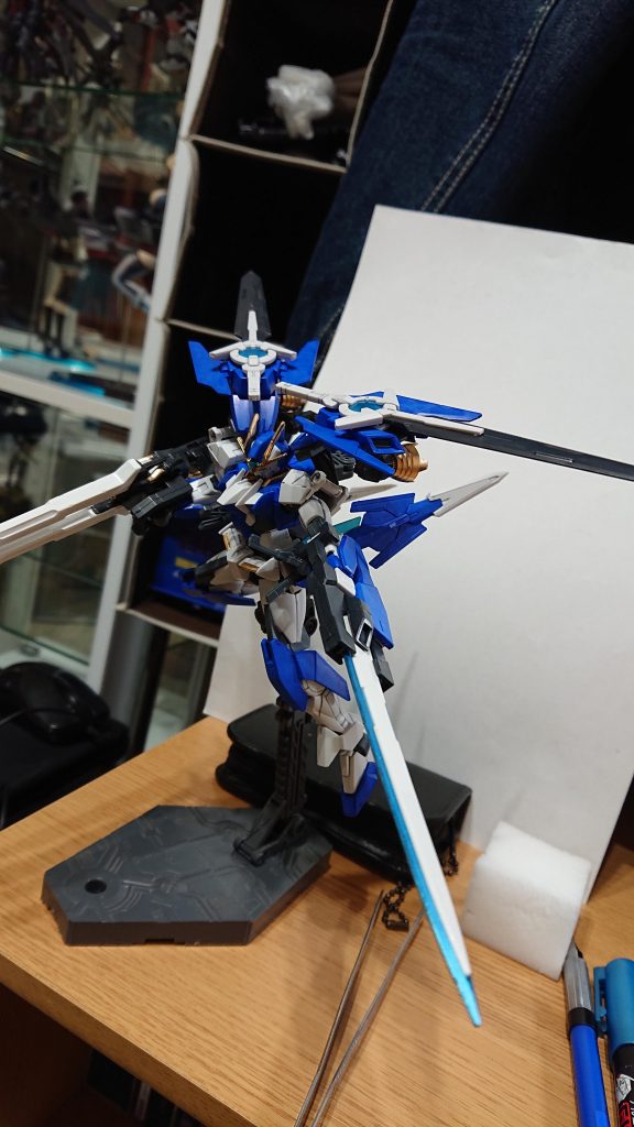 ガンダムマーカーはレッドゴールド、ファントムグレーガンダムブルー、メタブルーです。武器の一部と胴の部分のみニューホワイト。
