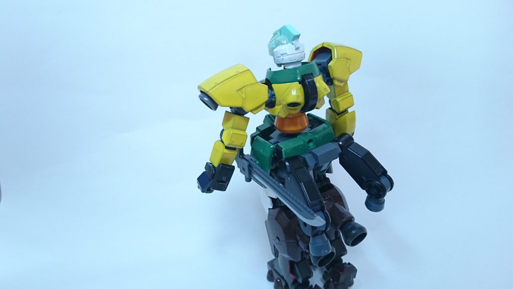 こちらが後ろ姿バックスカートには穴をあけ、シュヴァルベグレイズのバックパックのブースターを取り付けましたご覧の通り動力源はエイハブリアクター1基のみなので、ガンダムではないですかね....