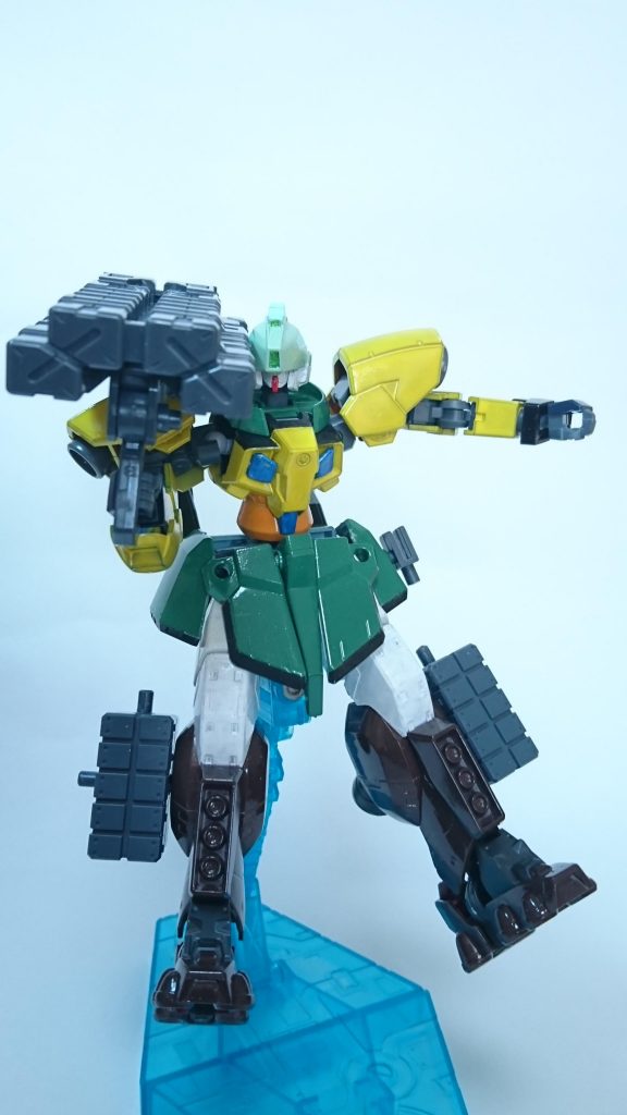 飛び道具ももちろん使えます!脚部には汎用アタッチメント(3mm穴)が付いてるので、様々な装備を懸架することが可能です