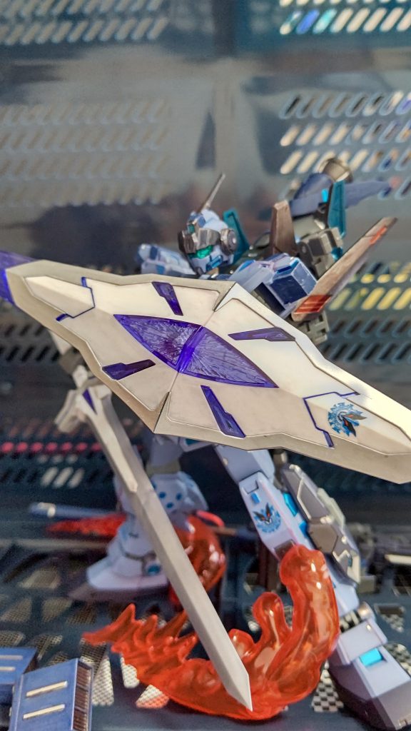 追加装備の騎士近接装備のネメシスソードとシールド 。両方ともつや消しトップコート後に成形色の白が明るかったのでリアルタッチマーカーで汚してみました。