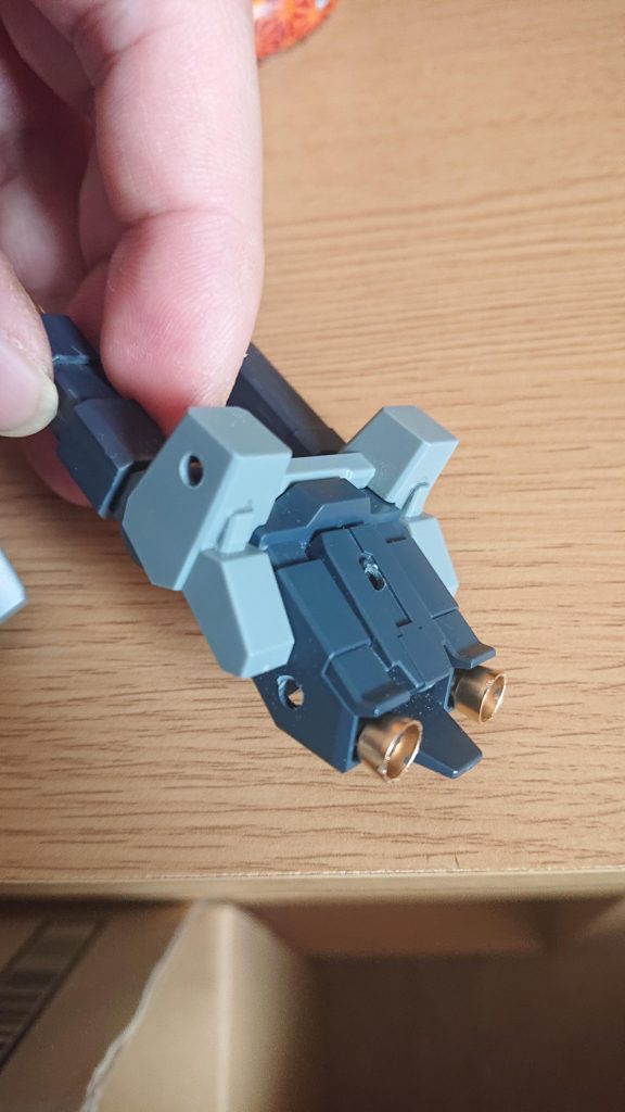 腕にも同じように穴開けてます。