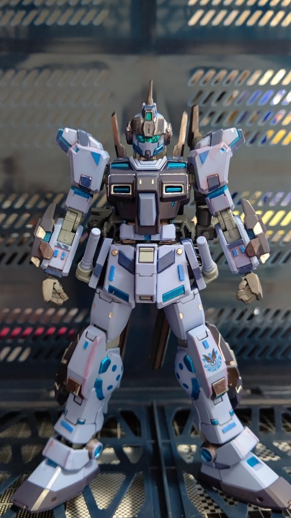 武装無しの正面です。首や腕、腰や太腿を延長し、プラパンチップやメタルパーツでディテール追加してます。部分塗装はガンマカEXのコスモメタブルーとシャインシルバー、ヘビーガンメタリックです。こちらもつや消しトップコート後にリアルタッチマーカーで汚してみました。