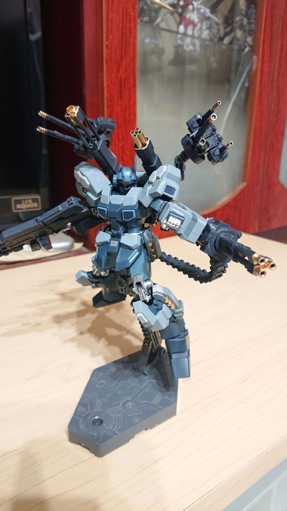 右腕はミサイルで左腕はガトリング装備。