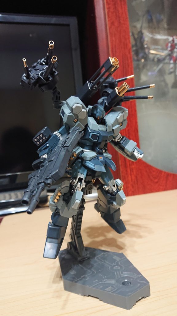 右腕と左腕のそれぞれ３㎜の穴を開けて武器を追加装備出来るようにしています。