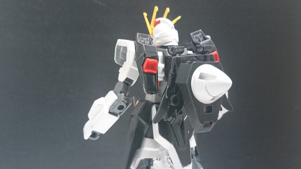 正面と後ろ姿はこんな感じメインの動力源はあくまで機体内の核融合炉であり、ＧＮドライブは飛行のためにに用いられるという設定ですなのでＧＮフラッグのように外にポン付けしただけになります