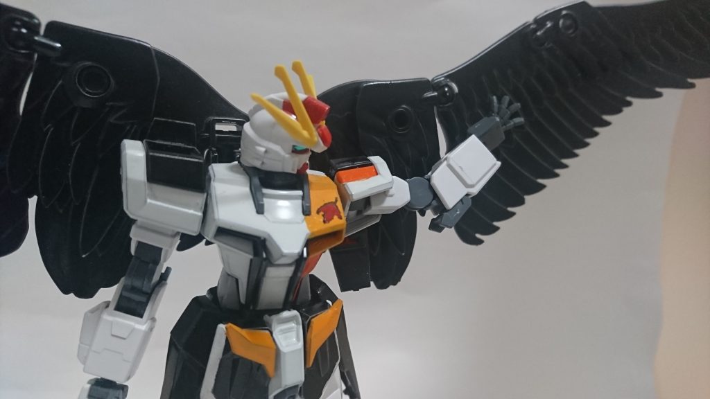 勿論羽も付いていますよ！羽の1枚1枚がＧＮバーニアであり、隙間からＧＮ粒子を一斉に噴射することにより、驚異的な加速力を得ている...という設定です