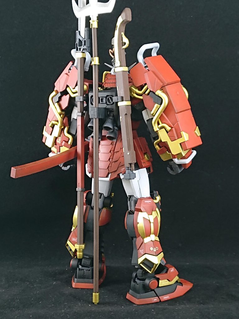 白はメカサフライト→ガイアのニュートラルホワイト黒は黒サフ→ジャーマングレーでハイライト金は黒サフ→エルドランゴールド銀メッキは落としてスターブライトジュラルミン赤は黒サフ→シャインレッド重ね塗りです 金銀はつやあり、他はつや消しにしました。