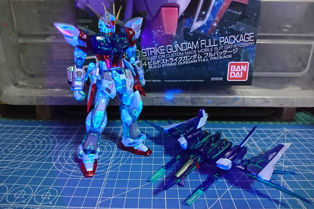 蛍光カラーでパネルラインにスミ入れを施してあるので、ブラックライトで面白い演出ができます。それだけではヒネリがないので・・・