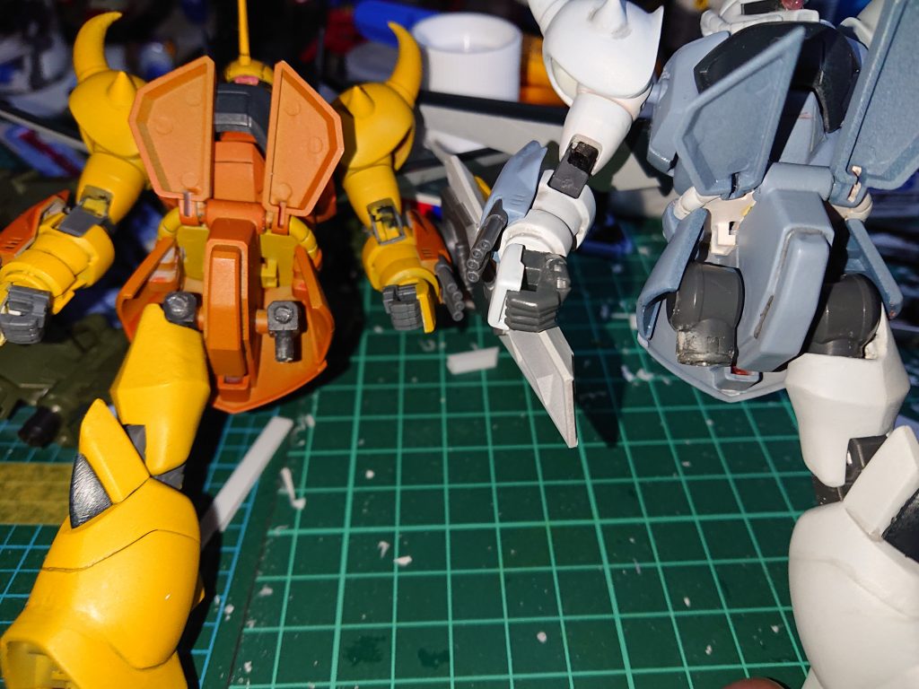 股関節はイザーク側はダブルオーのを流用したと思います。ハイネ側は過去のジャンクパーツを流用して作りました。あとはいろんな所を尖らせました。