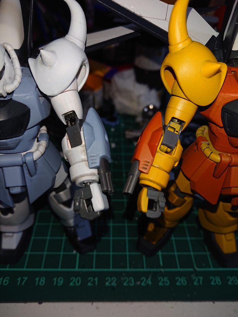 ボディは胸の幅とお腹の長さ、ともにプラ板で拡張してます。ひじ関節はウェーブ,Lジョイントってやつを使ってます。それをプラ板で箱組?的な感じでおおってます。