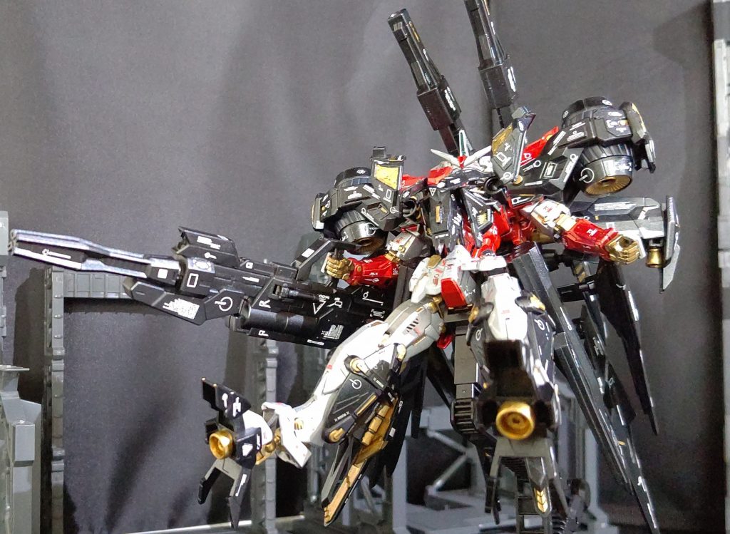 今回は細い部分にゴールドを塗っています