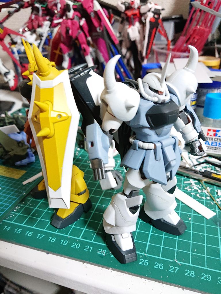 イザーク機はもともと府で塗りで作成したのですが、綺麗にしてあげよーと思い立ち、エアブラシで塗り直しました!