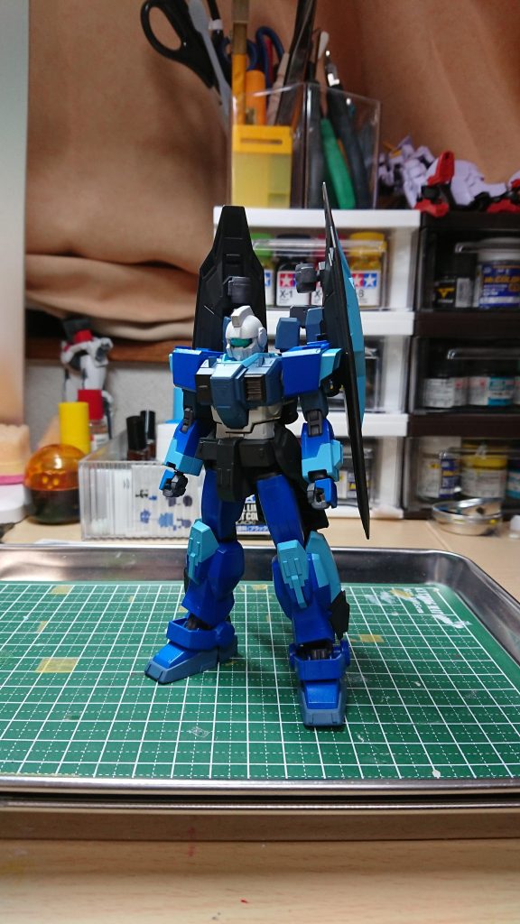 この機体はあまり制作写真がないので塗装完了時の写真を。すごく見にくいですが脛部分と太股部分にスジボリを追加しました。