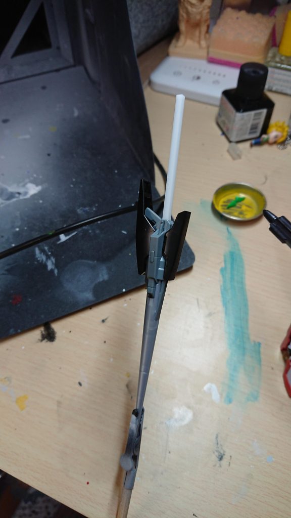 ランスはAGE-2ダークハウンドのドッズランサーとプラ棒を使用して簡単に製作しました。