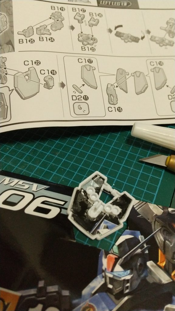 腰のアーマー裏を埋めたくなったのですが、プラ板などと言うシャレたものは持っていないので、今回は箱の紙(ガンバレルダガーさん)を詰めてみました。スターブライトアイアンで塗装したらイイ感じになりましたよ。