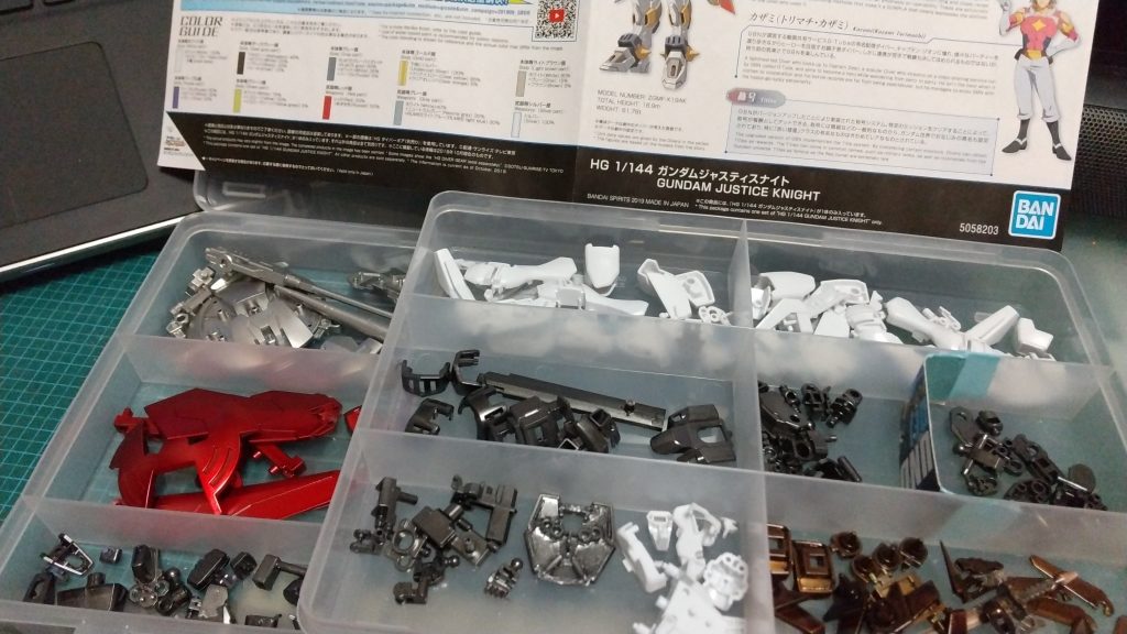 制作工程です。HGでも2000円クラスとなるとこのパーツ量です。多いです。かなり細かくパーツ分割されていて、塗り分けにマスキング不要でした。