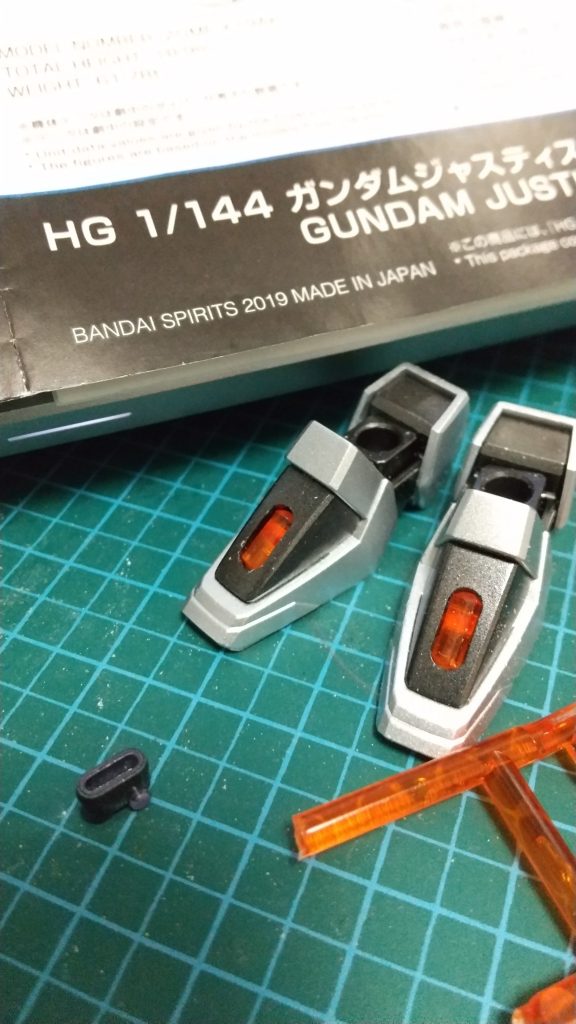 ジャスティスナイトの元となったインフィニットジャスティスガンダムは、膝からつま先にグリフォンという弓状のビームブレイドが装備されていて、このキットのつま先もその基部が再現されている様です。でも膝の基部はオミットされているので、たぶん使えない設定なのかな?そんなこんなで、このパーツを1つ紛失しまい、色々考えた結果、クリアランナーを削ってはめ込むことにしました。意外とカッコイイと自画自賛。