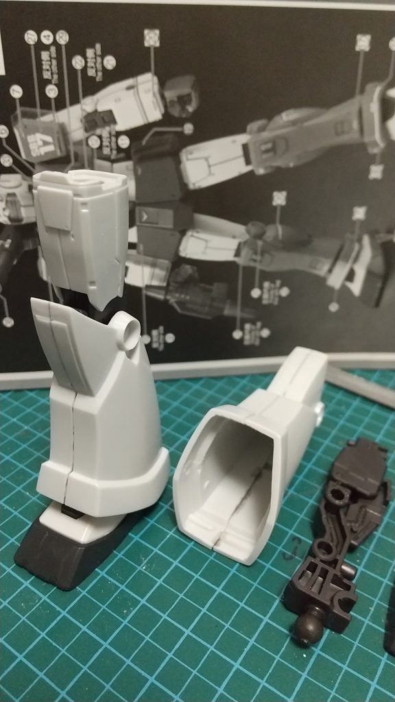 旧キットの脚部パーツ内側のピンを切り飛ばしました。HGの脚部フレームを差し込んでみた所、キッチキチですが入りました。簡単に後ハメ加工が出来ちゃいました。