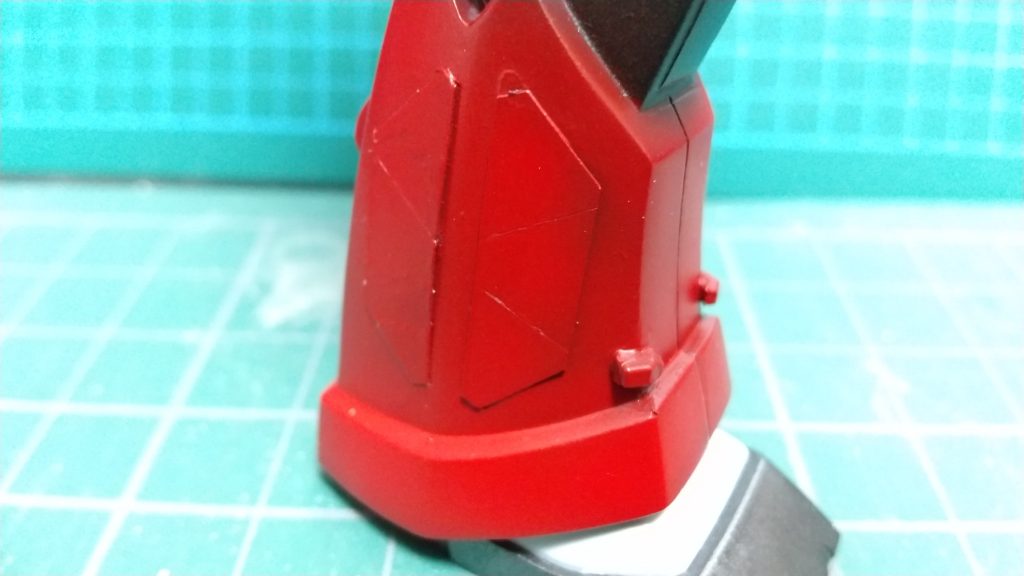 モールド追加部分■脚部にランナーから切り出した突起部品を追加■脚部の内側、アキレス腱の辺りにランナーから切り出したモールドを追加■脚部外側に装甲板的なもの(シップのフィルム)を追加脚部にモールドを追加したかったのですが、スジボリは苦手なので、プラ板を貼り付けようと思ったのですが、生まれてこの方、プラ板工作などした事が無く、当然購入した事も無いので、周りにあるゴミ=シップのフィルムを利用しました。一見、問題無い様に見えますが、プラではないので接着は瞬間接着剤ですし、塗装もはがれやすいです。外装の工作にはまったくもってオススメしません。皆さまは素直にプラ板を使ってください。