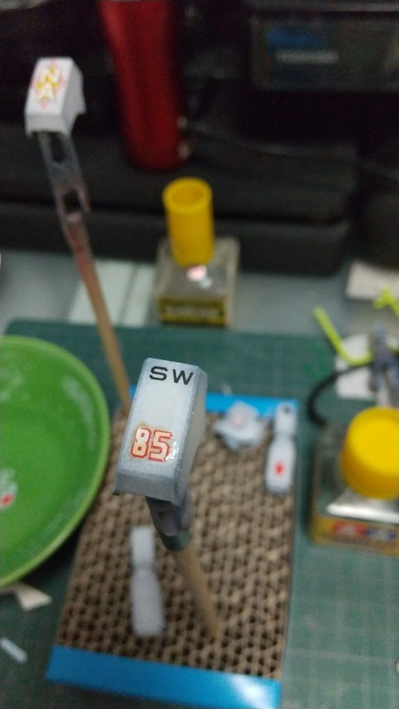 マークフィットとMr.セメントをデスクの上に出したままデカール貼りをしていたら、間違えてMr.セメントを塗ってしまいました。直後にマークフィットを追加して、綿棒で吸い取った所、ちょっと溶けただけで済みました。旧キットのデカールの頑丈さに助けられました。フタが黄色いから間違えたのか…老いか。