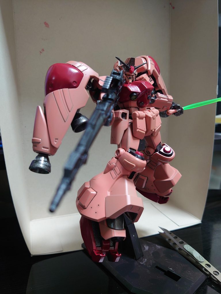 試作ビームライフルという設定。でも本体がゴツイので華奢なライフルは似合わない具合でしたねー💦