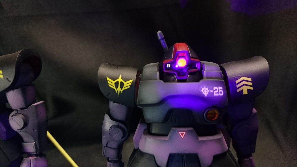 モノアイはコトブキヤの丸モールドにHアイズ貼り付けレンズにはガイアの蛍光レッドを塗装丸モールドにメタリックシルバーで裏打ちしてます。