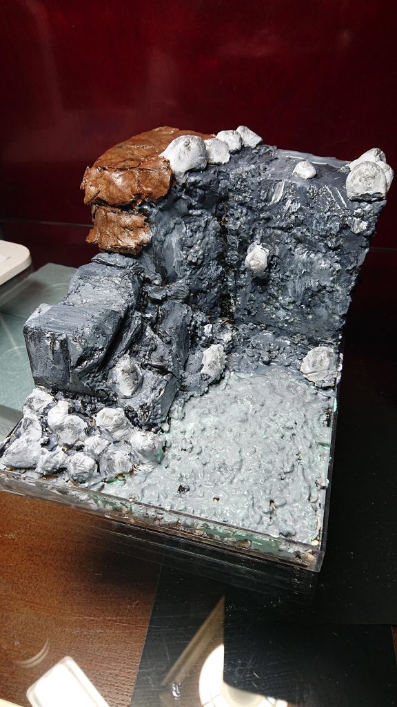 おーっ！何とか見えるかな？後は水「滝」どうやって？うん〜……レジンか❗ダイソーへ