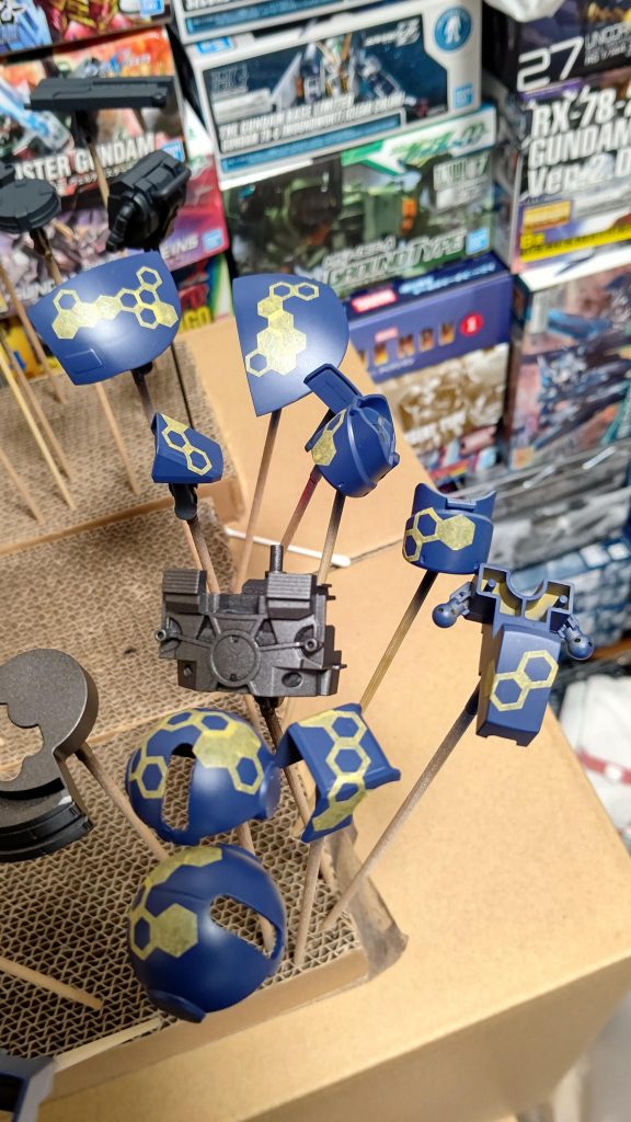 塗装途中。ハイキューパーツのヘックス迷彩マスキングシートを使用しました。