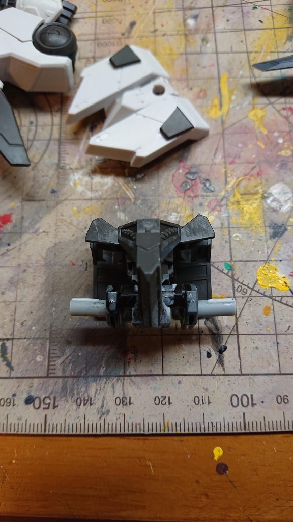 ちなみにこれはバルバトスクルデリス用に製作した軸パーツこれにはグレイズの腰の軸パーツとコトブキヤのジャンクパーツ、4mmプラ棒を使用して製作しかしこれには材料が限られてるので改善の余地有りになりました