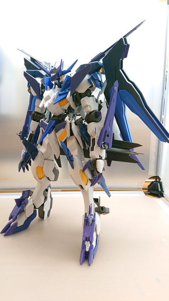 バルバトスクルデリスヴァルハラのボス邪電帝エデンが倒された後キマリスボーグ達の前に現れた二極災の一人その正体は影でエデンを操っていた黒幕ディザイアガンダムが生み出し、自身の人格をコピーしたデータをインストールした機体彼は主であるディザイアの復活とそれに必要な遺物を回収する為ヴァルハラの新たな指揮官となり生き残った幹部と部下達に指令を下す紳士的で高いカリスマ性を持っているが狡猾で計算高く目的の為なら手段は選ばないその為部下のエレクトロン達に危険な命令を下すさらに反発する部下にはしつけと称して徹底的に痛めつける冷酷な性格をしている