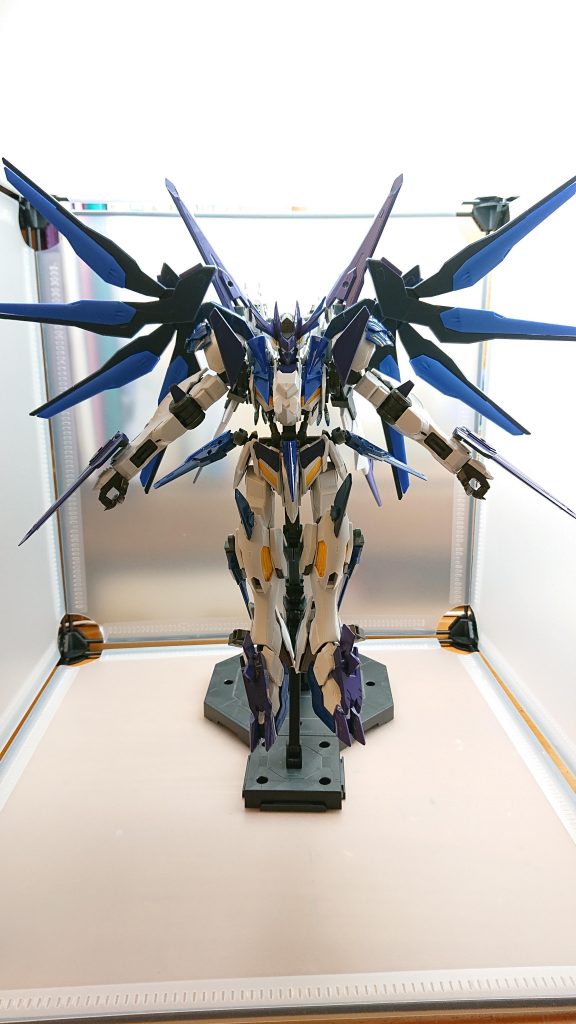 飛行する際はバックパックのウィングを展開して飛行高速で移動して攻撃を仕掛ける