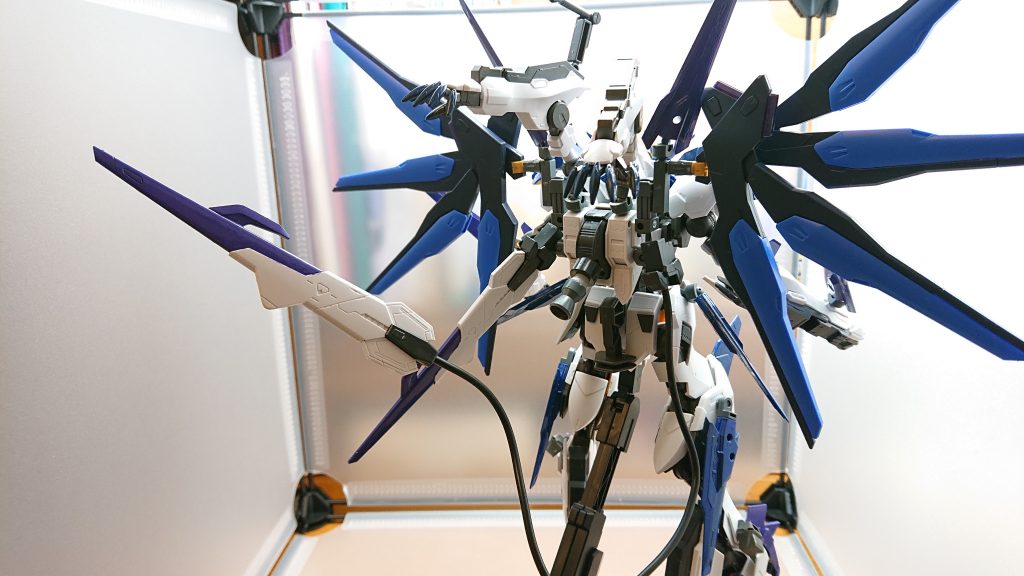 クルデリスは大型メイスだけでなくバックパックのテイルブレード、サブアーム、ドラグーン8基、ソードビット4基バスタービット4基を搭載しており多数の敵を相手にワンマンアーミーの戦闘を行うことができる